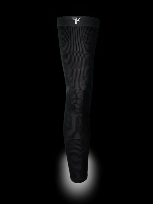 Krick Essentials Volleyball Knee Sleeve am Bein, Studio-Aufnahme